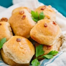 Bake your own delicious, golden garlic pampushki. These garlic pampushki are crisp on the outside and so so soft on the inside. You'll love them!